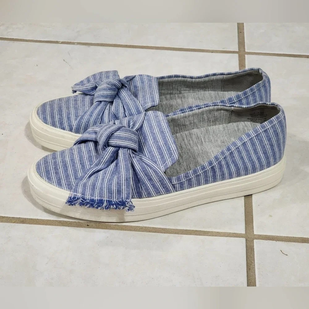 Nine West blue and white striped bow detail sneakers size 7.5‎